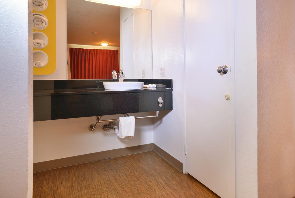 Hotel 6-saint Joseph, Mo 2*